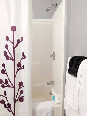 Bathtub, hair dryer, towels, shampoo - Tanner Bldg Apt 10 - Studio (Downtown) (Bay City)