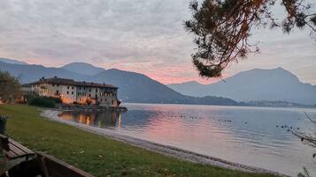 Una spiaggia nelle vicinanze