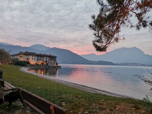 Una spiaggia nelle vicinanze