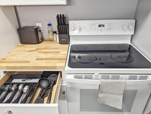 冷蔵庫、電子レンジ、オーブン、コンロ