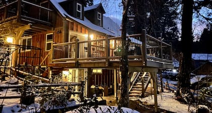Cozy Cabin w/ Views-HOT TUB! Family Dog Friendly!