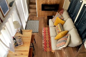 Smart TV, chimenea, reproductor de DVD y libros