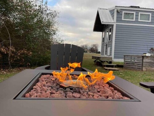 Fun, Cozy "Tiny House" Retreat w/ Study, fast WiFi