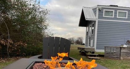 Fun, Cozy "Tiny House" Retreat w/ Study, fast WiFi