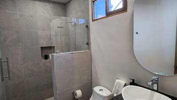 Habitación individual básica | Baño | Toallas, jabón, champú y papel higiénico