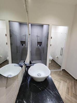 Habitación superior | Baño | Toallas, jabón, shampoo, papel de baño 