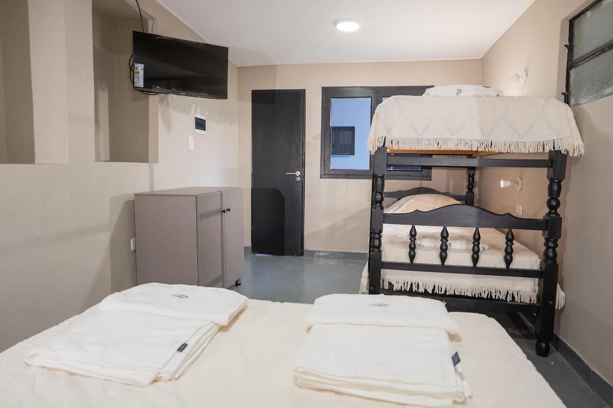 Habitación cuádruple básica | Wifi gratis y ropa de cama