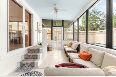 Hot tub, pool, bbq, game room near downtown