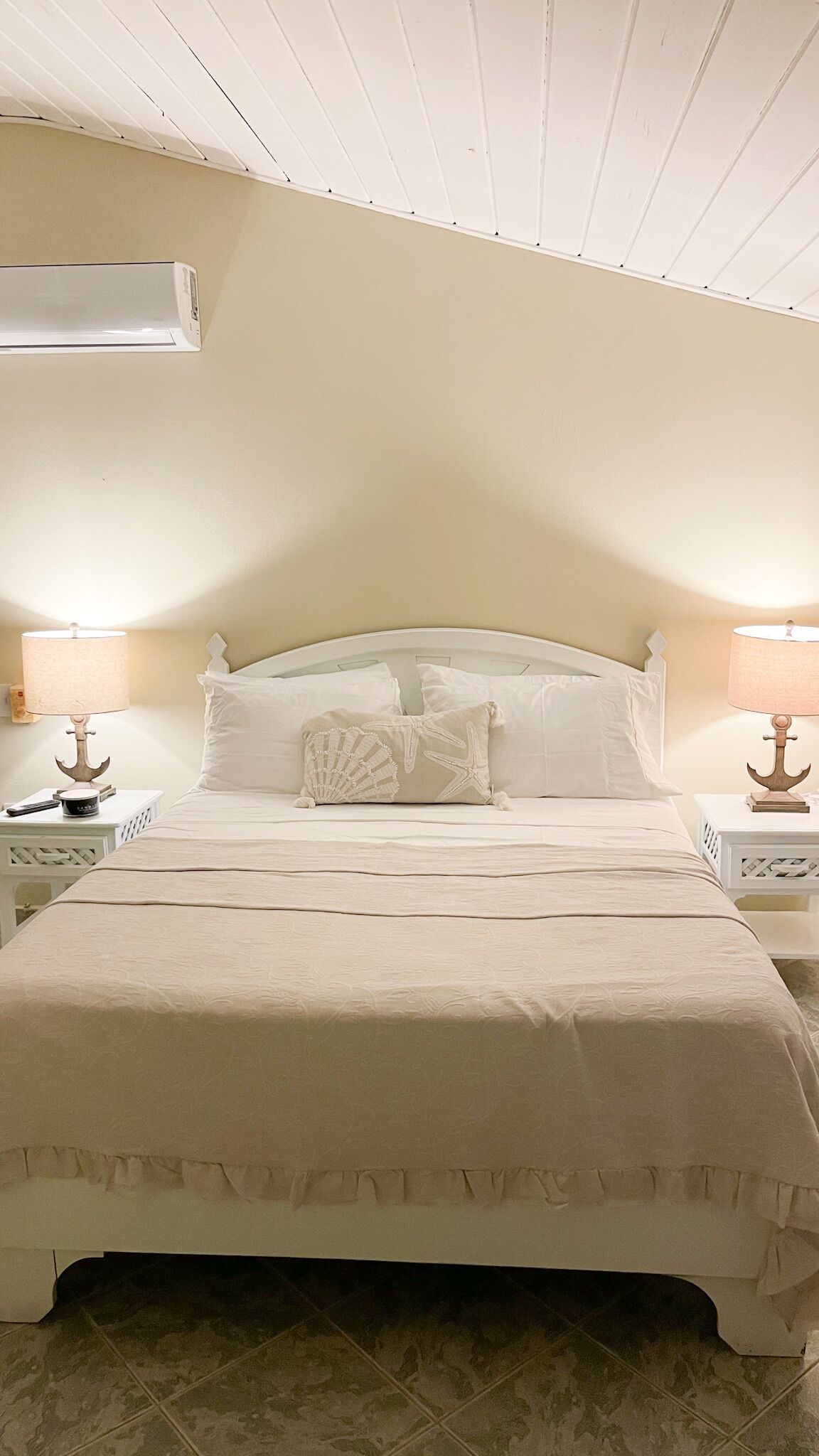 2 bedrooms, iron/ironing board, internet, bed sheets