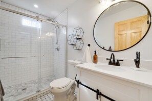 Douche, sèche-cheveux, serviettes fournies, savon