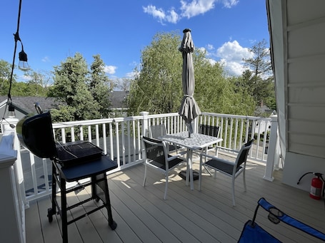 Outdoor dining. 2b apt loft Downtown Ipswich