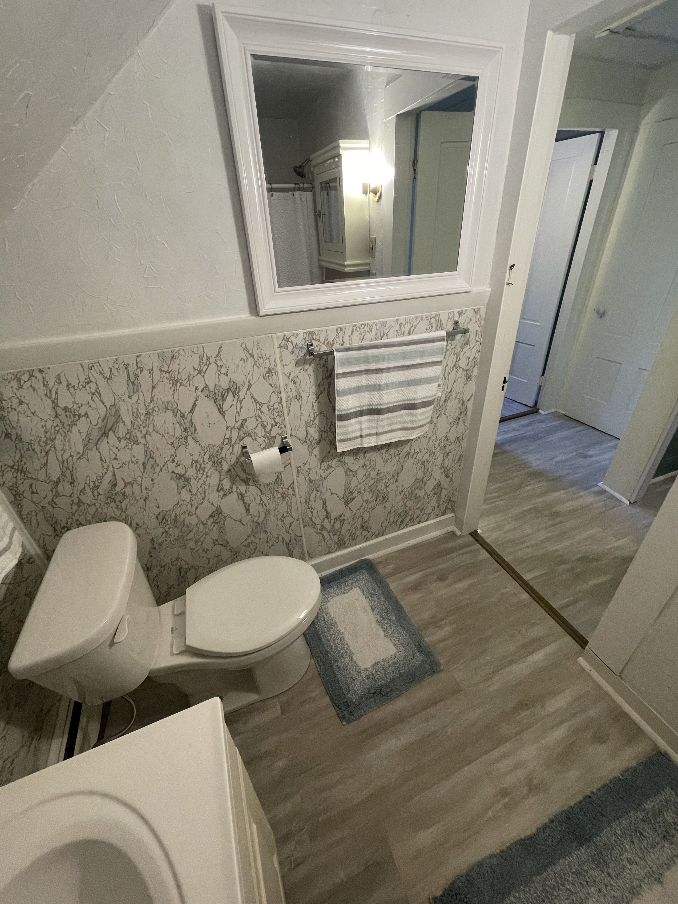 Hiustenkuivaaja, pyyhkeet, saippua, sampoo