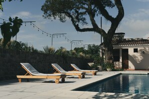 Outdoor pool, sun loungers - Hotel Rincon del Cerro (Villa San Lorenzo)