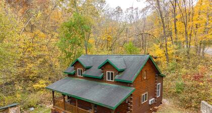 Maplewood Cabin: Secluded Romance with Private Hot Tub while Star Gazing.