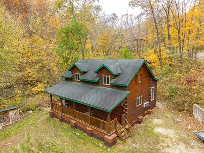 Maplewood Cabin: Secluded Romance with Private Hot Tub while Star Gazing. 