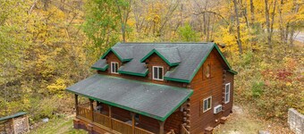 Maplewood Cabin: Secluded Romance with Private Hot Tub while Star Gazing.