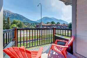 Property grounds - Stylish 3BR Condo in DT Canmore (Canmore)