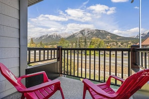 Property grounds - Stylish 3BR Condo in DT Canmore (Canmore)