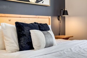 3 bedrooms, iron/ironing board, free WiFi, bed sheets - Stylish 3BR Condo in DT Canmore (Canmore)