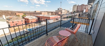 Luxe Downtown Townhouse w/ Nespresso + Garage!