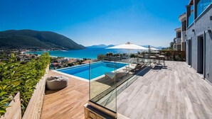 Una piscina sul tetto con vista libera sul mare e sulle montagne.