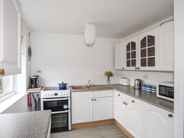 Frigorífico, hervidor eléctrico, tostadora y utensilios de cocina