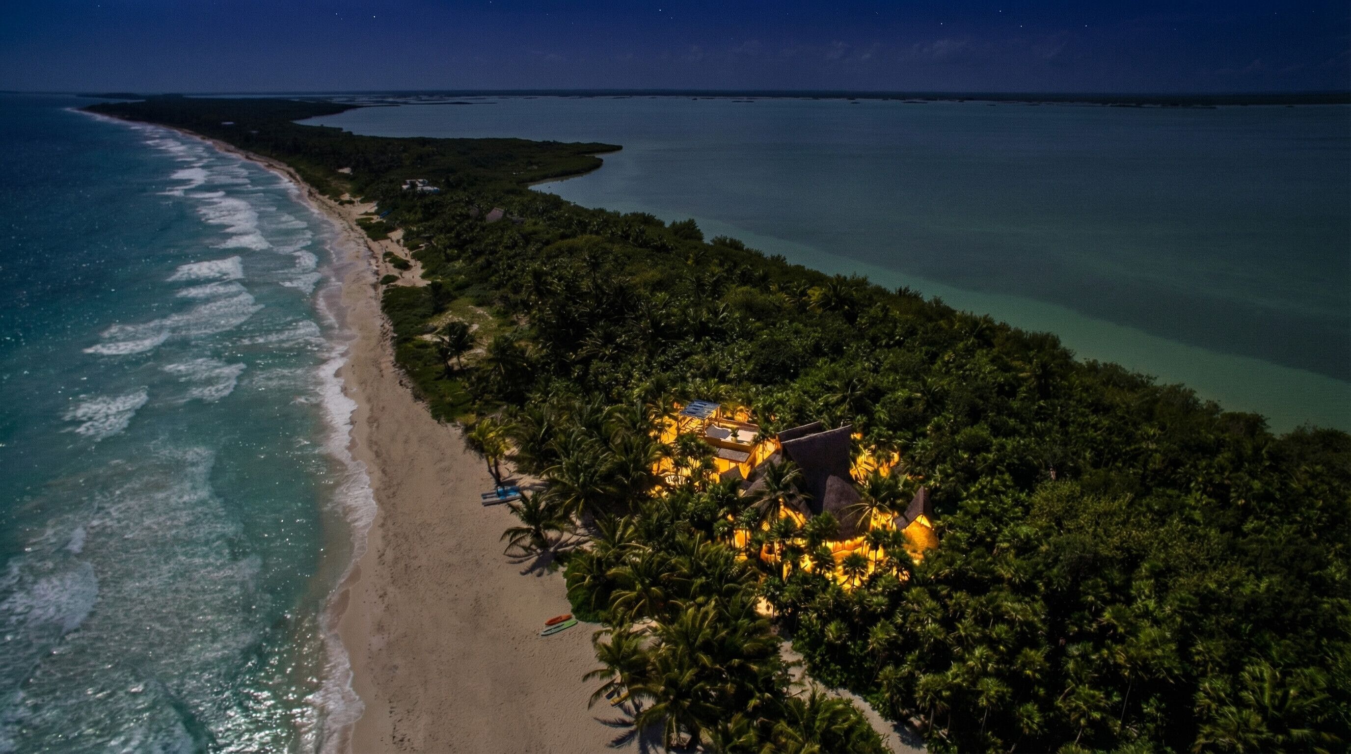 Playa privada, playa de arena blanca, camastros y sombrillas 
