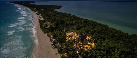 Plage privée, sable blanc, chaises longues, parasols