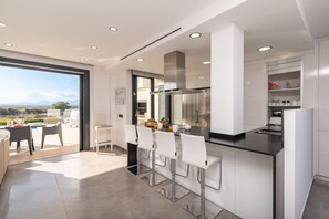 Kjøleskap, mikrobølgeovn, ovn og oppvaskmaskin