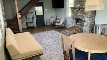 Una televisión, una chimenea, una mesa de tenis de mesa