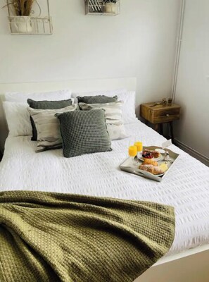 2 bedrooms, WiFi, bed sheets