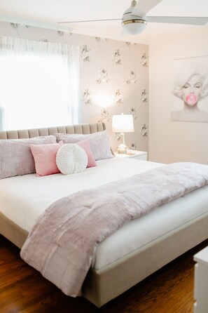 3 bedrooms, iron/ironing board, free WiFi, bed sheets - Luxurious Marilyn’s Mansion in the heart of Springfield! (Springfield)