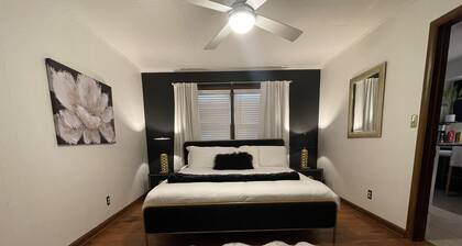 Luxurious Marilyn’s Mansion in the heart of Springfield!