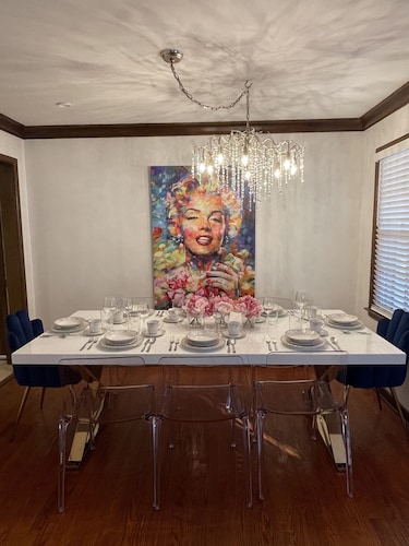 Luxurious Marilyn’s Mansion in the heart of Springfield!