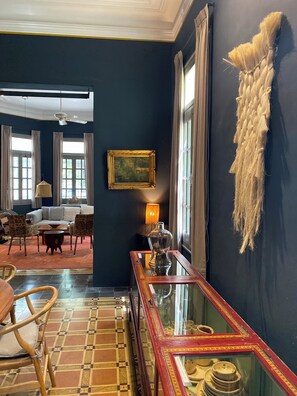 تناول الطعام داخل الغرفة