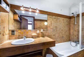 Secador de cabelo, toalhas de banho, sabonete, papel higiênico