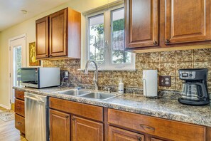 Geladeira, micro-ondas, cooktop, lava-louças