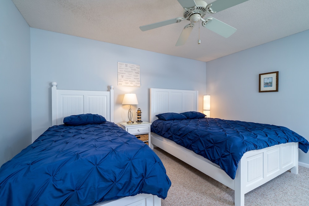 Updated Spinnaker! Pet Friendly! Walk to Pelican Beach, Pools, Golf