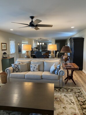Living area - Guntersville Lakeside Bungalow (Guntersville)