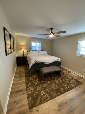 Room - Guntersville Lakeside Bungalow (Guntersville)