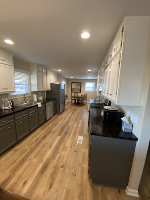 Private kitchen - Guntersville Lakeside Bungalow (Guntersville)