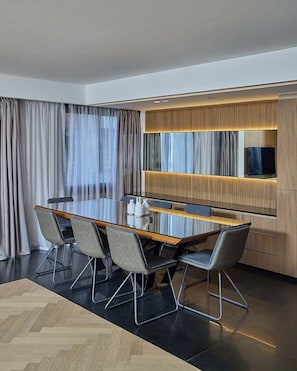 Suite Deluxe | Área de sala de estar | Televisión LED y piso con calefacción 