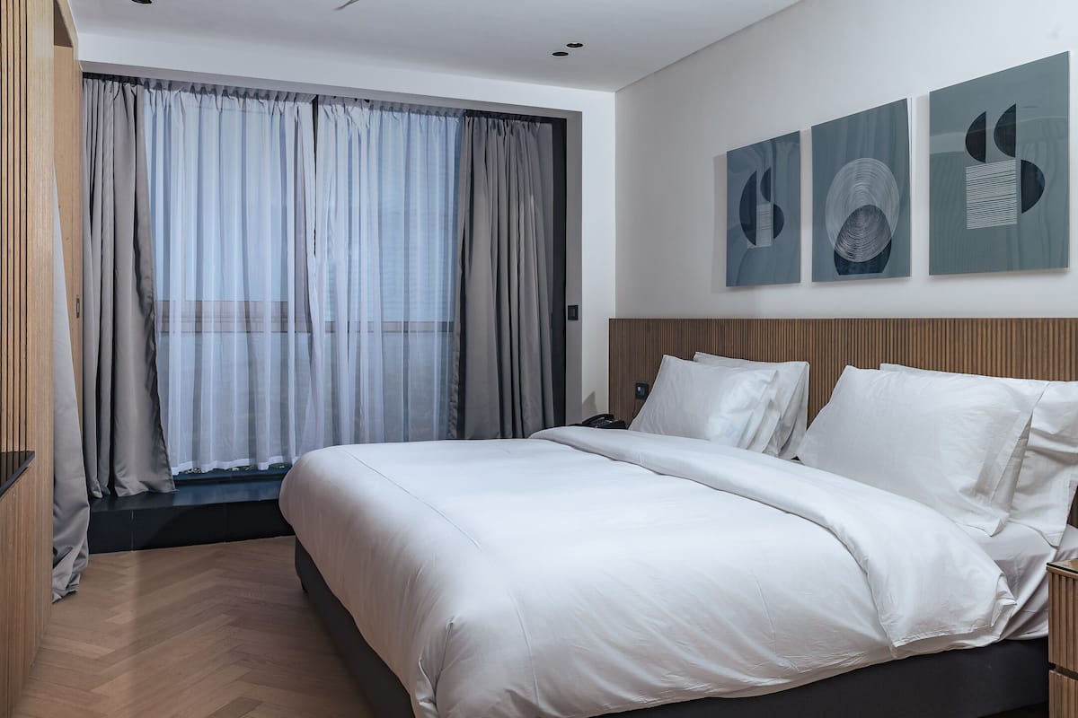 Suite Deluks | 2 kamar tidur, seprai antialergi, minibar, dan brankas