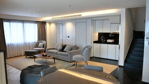 Suite Deluks | Seprai antialergi, minibar, brankas, dan tirai kedap cahaya