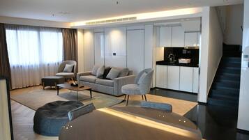 Deluxe Suite | Hypo-allergenic bedding, minibar, in-room safe, individually decorated