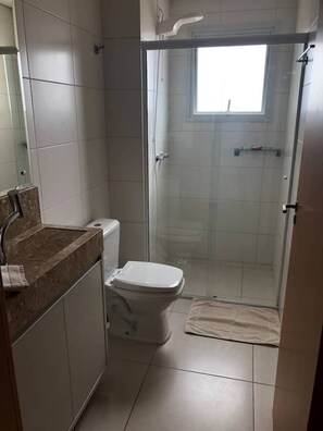 Appartement pour lune de miel, vue sur la plage, au bord de la piscine | Salle de bain | Douche