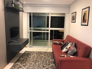Honeymoon Apartment, Beach View, Poolside | Living area | 43-inch Smart TV with digital channels, TV, Netflix - Velutti Vista Premium - Penha-SC (Penha)
