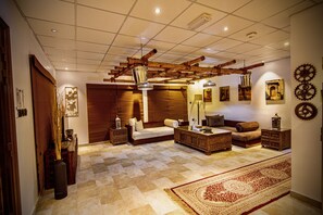 Royal-villa | Opholdsområde | 42-tommers smart-tv med satellitkanaler, tv, pejs