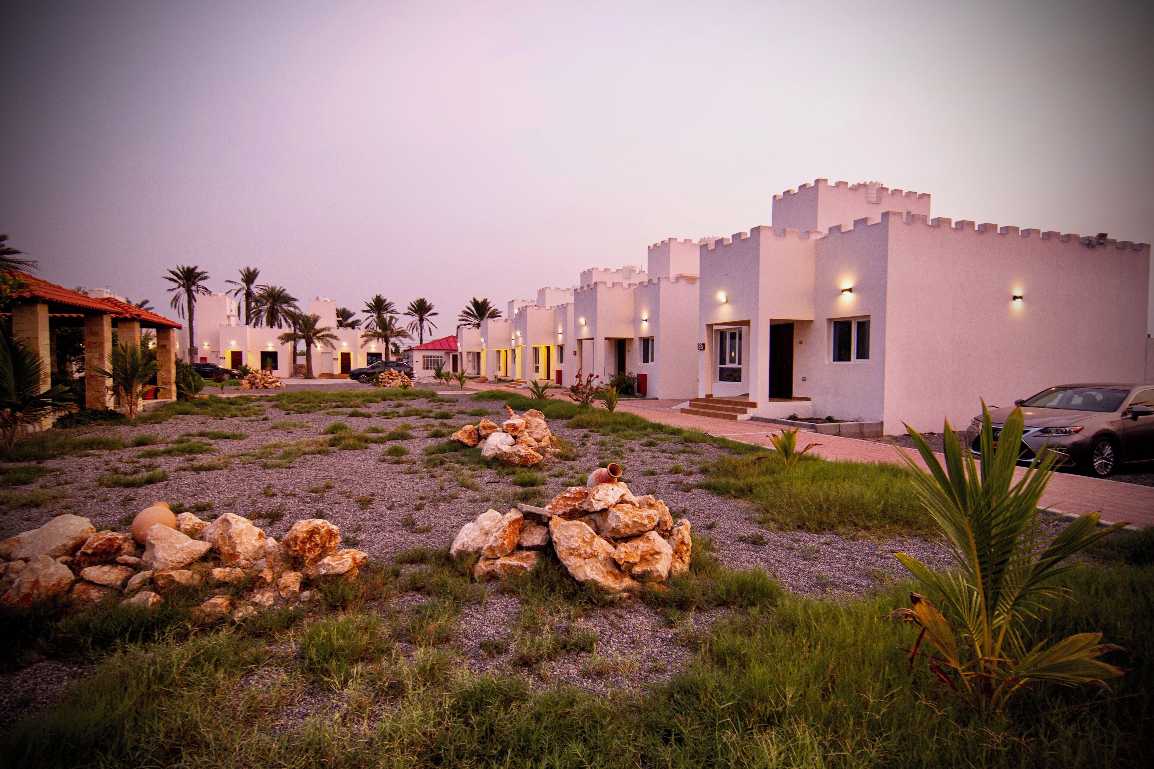 Bar mini, peti besi dalam bilik, dihias secara berasingan 