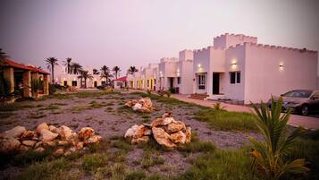 Bar mini, peti besi dalam bilik, dihias secara berasingan